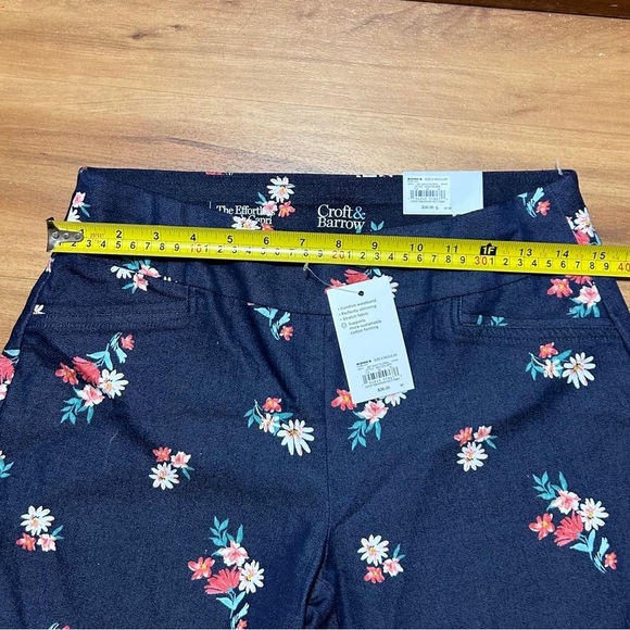 Croft & Barrow Floral Navy Capris - Picture 5 of 13